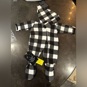 NWT Peregrine Kidswear Buffalo Check Footie Sleeper and Hat 6 - 12 months